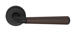 Ручка дверная TURNSTYLE DESIGNS TUBE GOOSE NECK STITCH OUT COMBINATION LEATHER CHOCOLATE